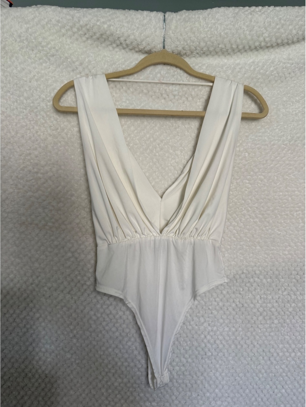 Fashnova White V-Neck Sleeveless Bodysuit